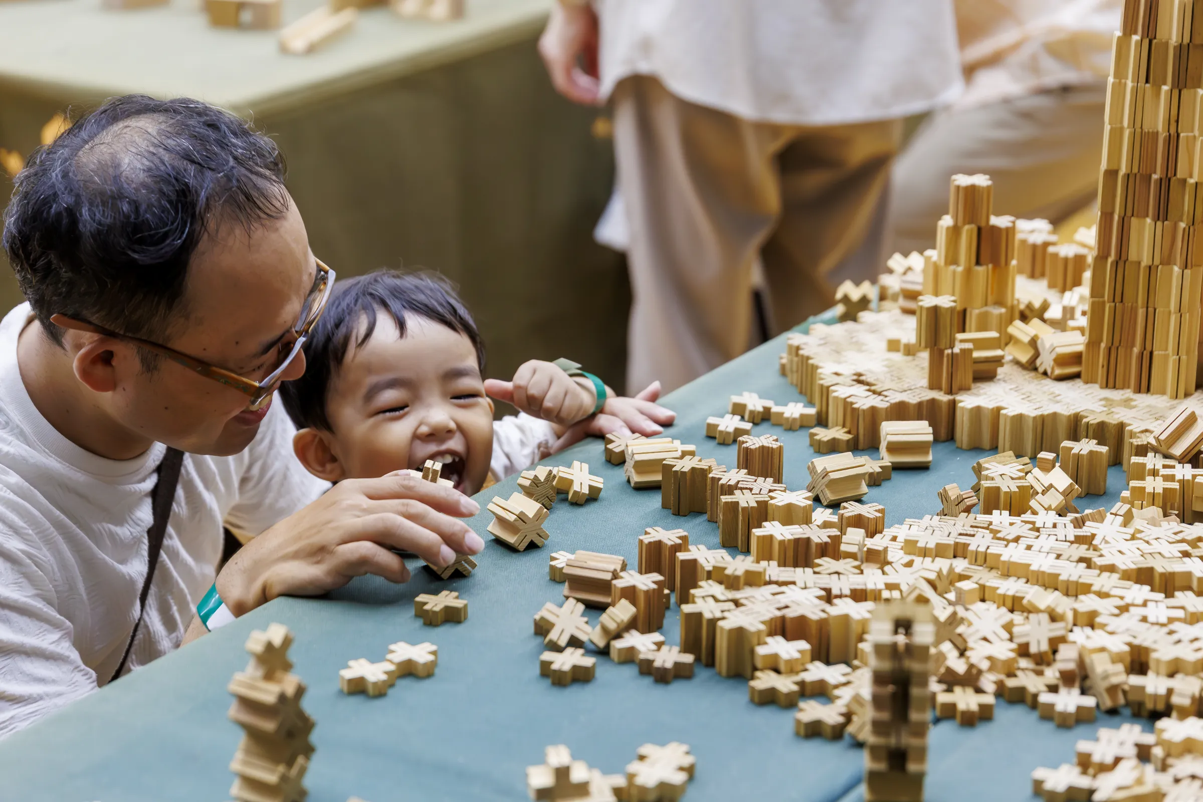 会場内には、赤ちゃんから小学生まで夢中になれる木のおもちゃが勢ぞろい。家族みんなで一日中楽しめるコンテンツをご用意しています。