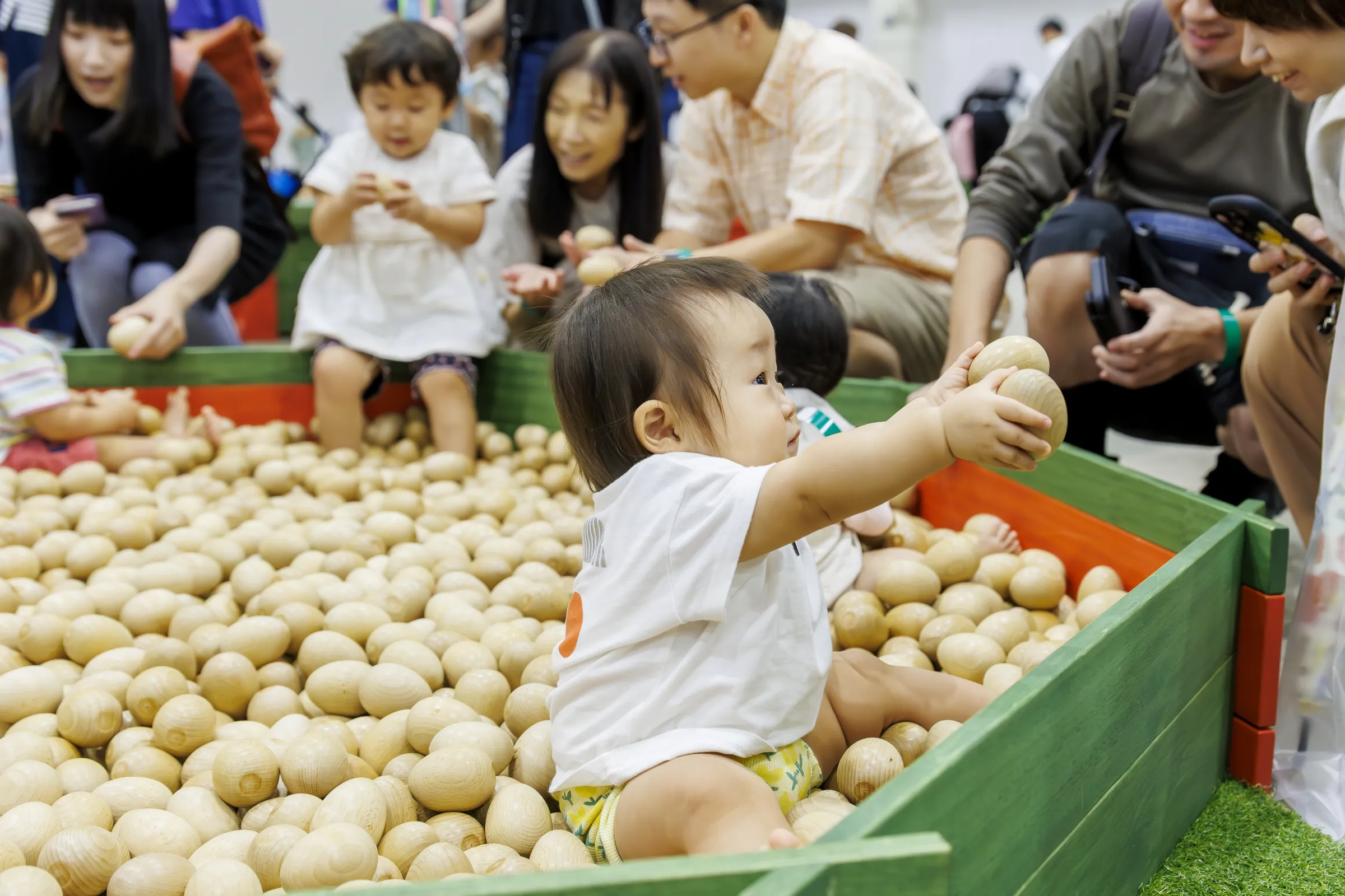 木ならではの手ざわりや音、香りを感じながら、親子で楽しい時間をお過ごしください♪