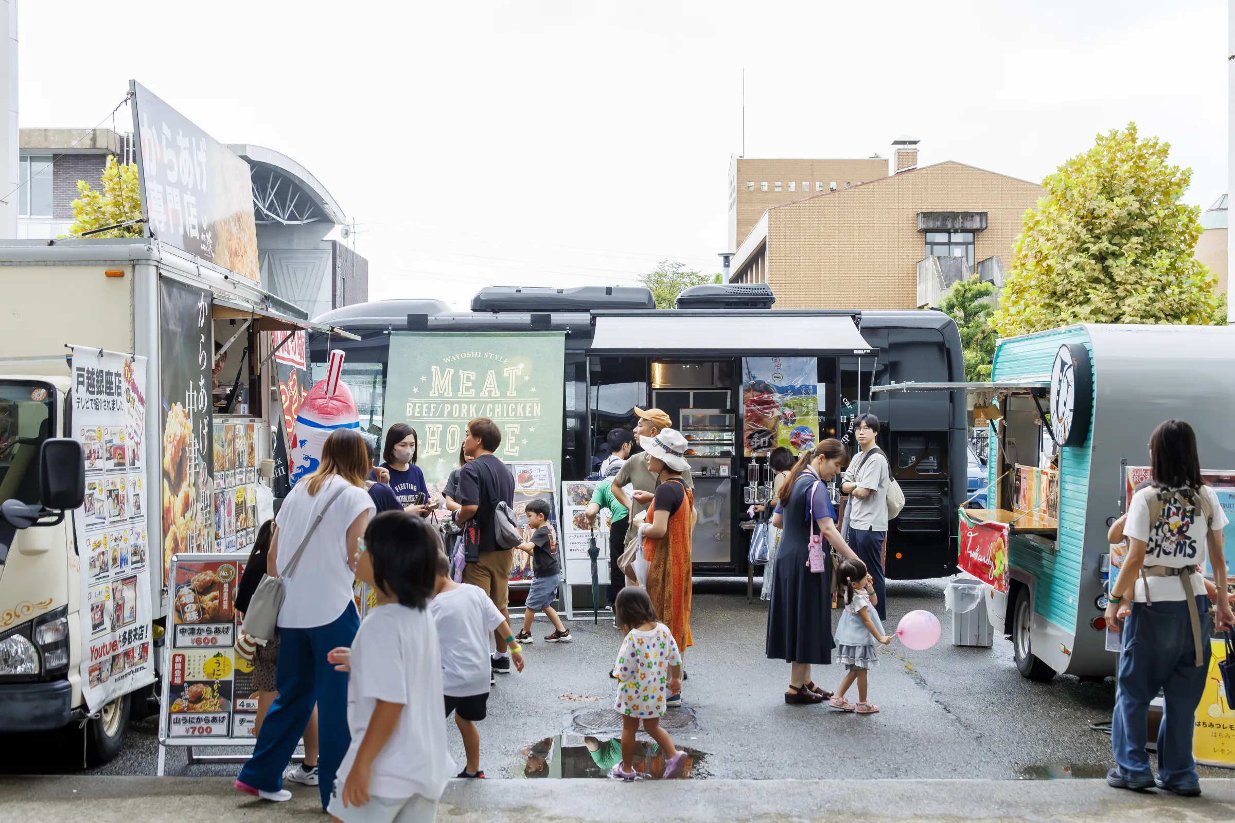 唐揚げ、フライドポテト、焼きそば、ステーキ丼、ラーメン、スイーツやドリンクなどのキッチンカーも登場♪会場内には飲食スペースもあるので、1日中楽しんでいただけます!